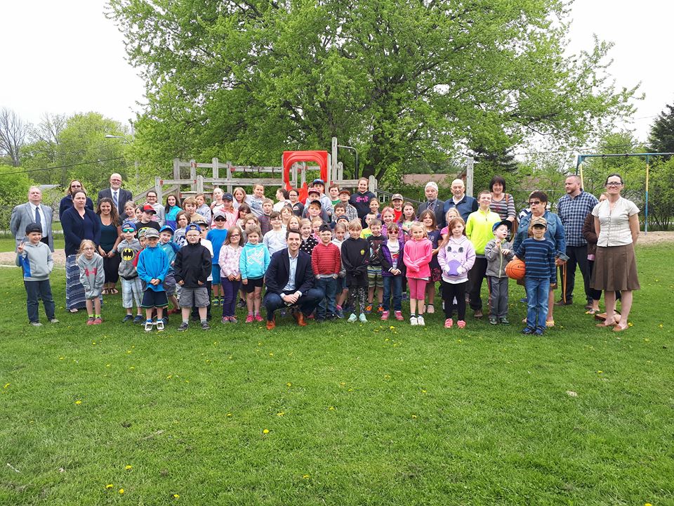 Les élèves de l'école Onslow de Quyon, en compagnie de dignitaires lors de l'annonce du projet