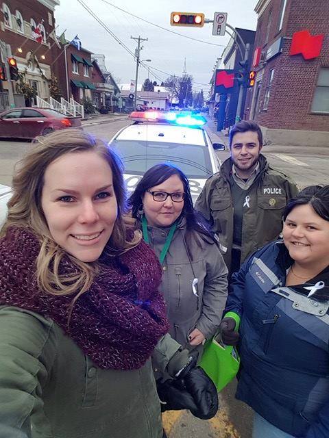 De gauche à droite: Sabrina Turcotte intervenante communautaire, Jessie Adam intervenante femme, Yannick Gauthier policier et Kim Laroche intervenante communautaire