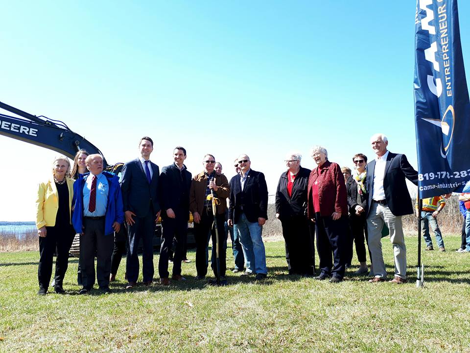 Les membres du conseil d’administration :  Bill Archambault (Président), Georges Picard (Vice-président), Catherine Keon-Godin (Secrétaire), Winston Sunstrum (Trésorier), Donald Gagnon, Doris Ranger, Jim Gibson, Gerard Pharand, Neil McGuire, Anne Meilleur, Ivan Schryer, Barbara Donlan